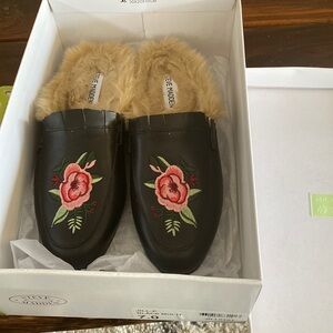 STEVE Madden JILL03S1 black and floral. Size 7 never worn comes w/original box